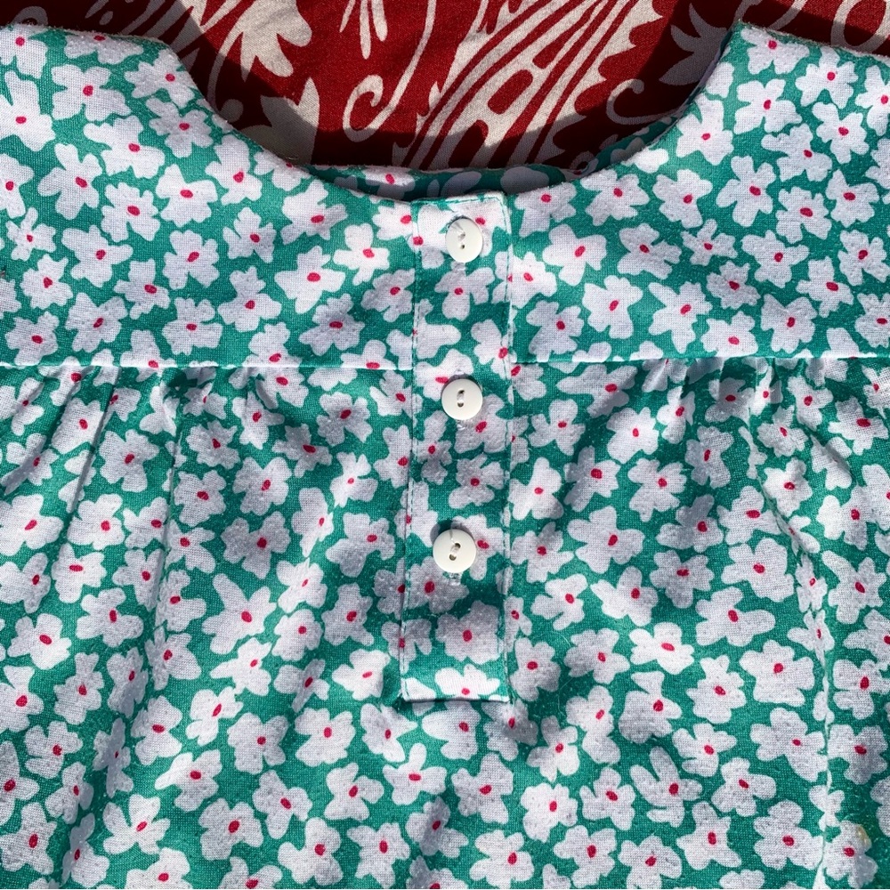 Darian Petites Vintage Green/White Floral Top Button Up Front Horizontal Yoke 🌼 - Picture 13 of 14